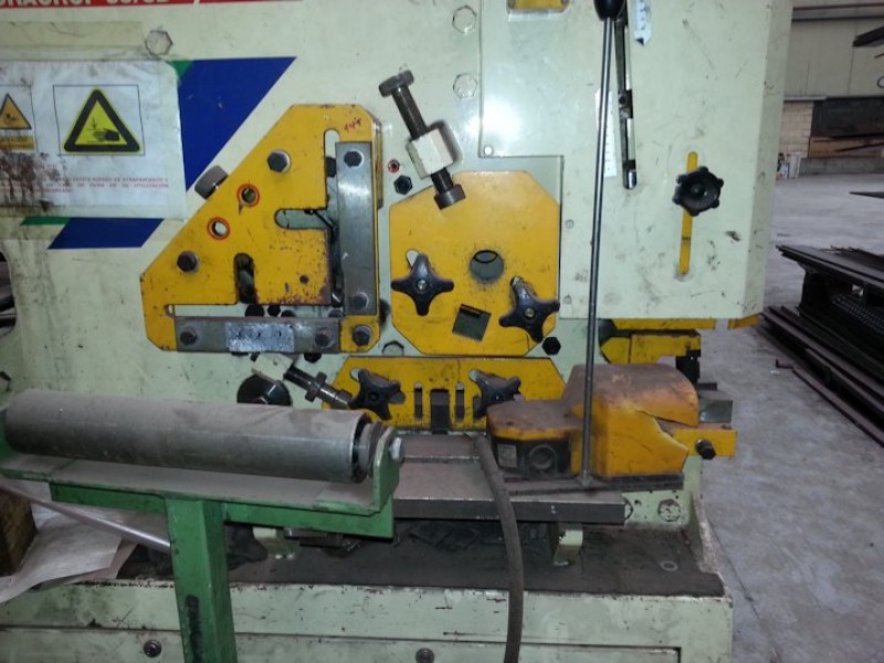 Shears - punching 2 independent hydraulic cylinders, 2 posts and 5 workstations Hydracrop Geka 55