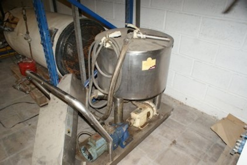 Mobile tank with jacket and electric resistance heating, including pumping system