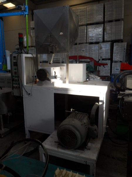 Extrusion machine for food