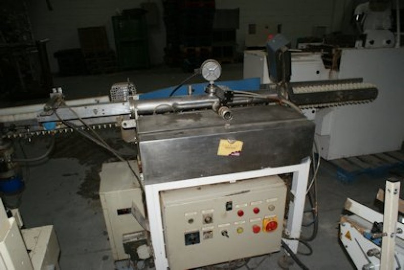 Injection machine for the formation of sticks solid, paste injection